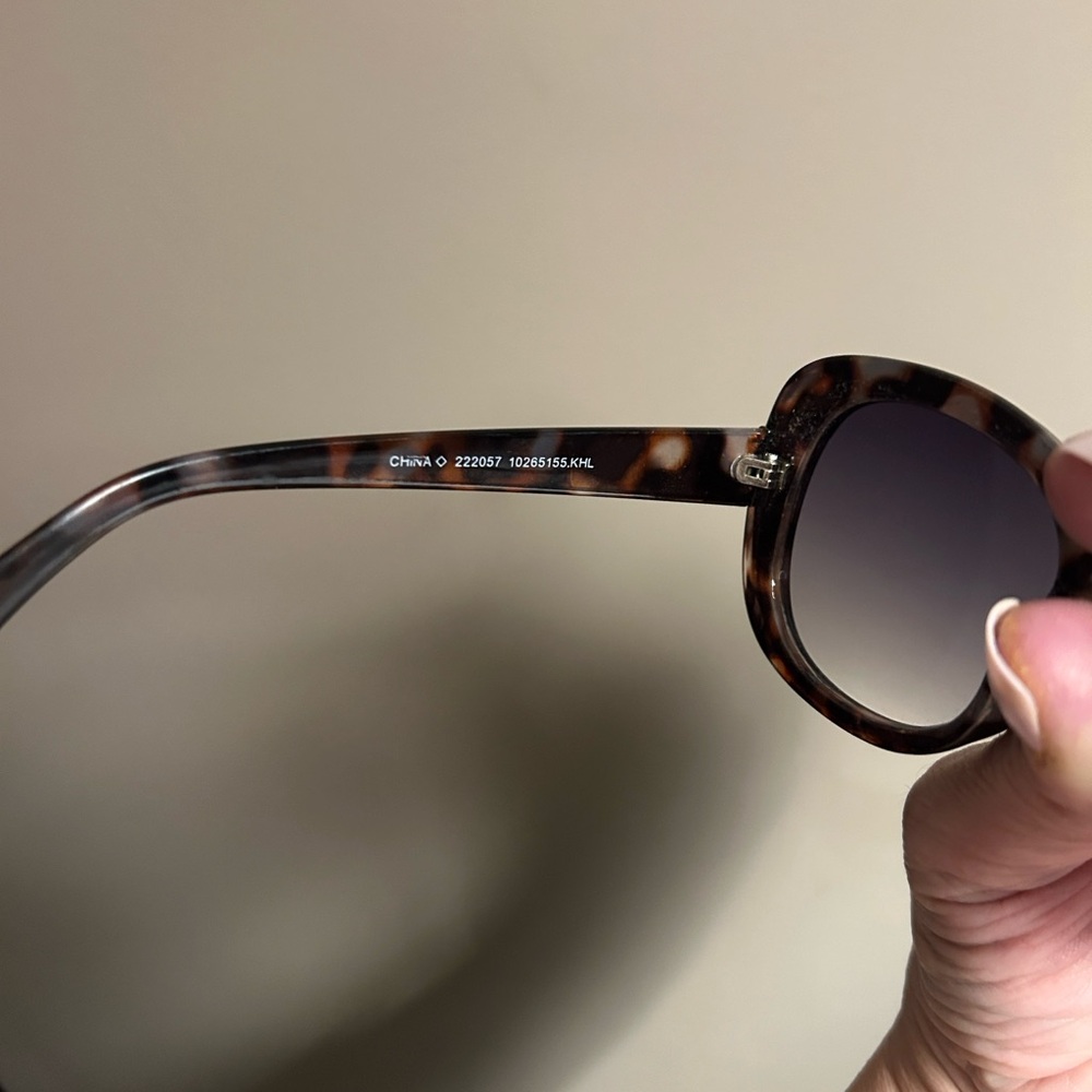 NINE WEST STYLISH NWT Brown Tortoiseshell Sunglasses ๐ถ๏ธ โ๏ธ - Picture 3 of 4